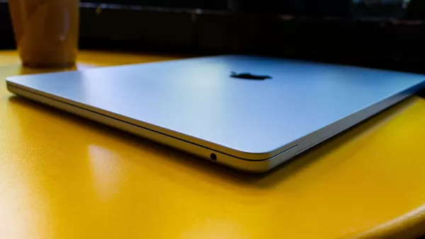 MacBook Air M4 2025 Painel traseiro